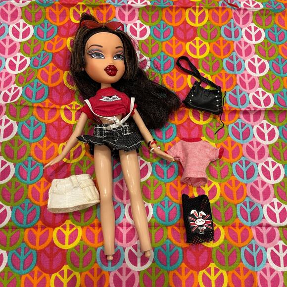 Bratz Funk Out Dana Doll with Accessories - Picture 3 of 4